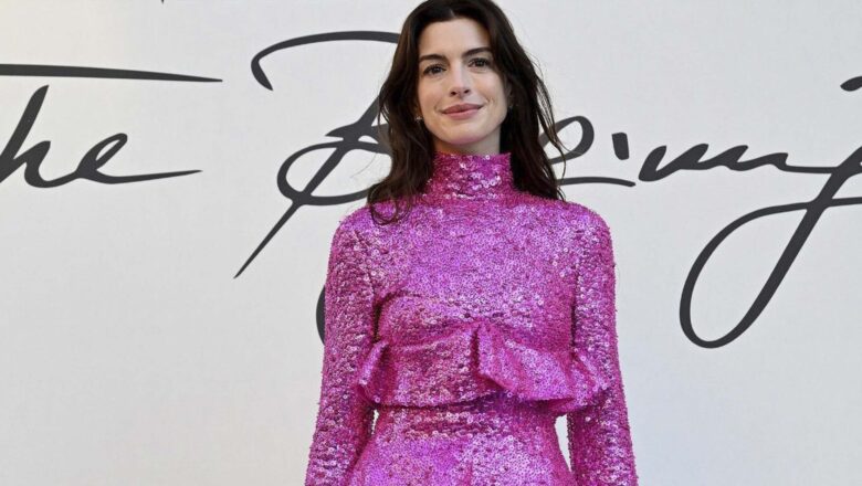 ANNE HATHAWAY DESLUMBRA CON MINI VESTIDO DE BARBIE EN DESFILE DE MODAS DE VALENTINO