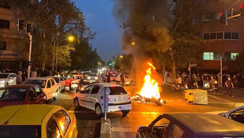 IRÁN: MUJERES QUEMAN SUS HIYABS EN PROTESTA POR LA MUERTE DE  MAHSA AMINI