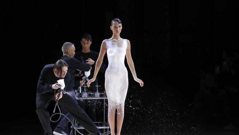 VIDEO: LA MODELO BELLA HADID IMPACTÓ A TODOS CON UN VESTIDO HECHO CON AEROSOL EN PLENA PASARELA