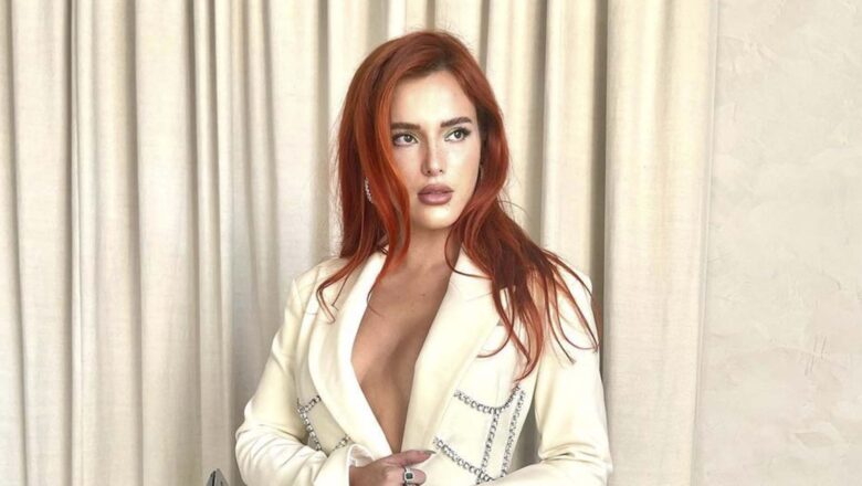 BELLA THORNE ENAMORA AL POSAR JUNTO AL MAR CON VESTIDO SIDE BOOB