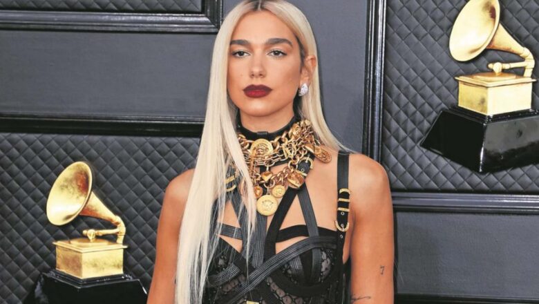 DUA LIPA ENAMORA CON UN VESTIDO DE TERCIOPELO Y ESCOTE EN GALA DE LONDRES