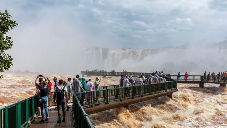 LAS CATARATAS DEL IGUAZÚ CONTINÚAN DESBORDADAS Y BUSCAN A UN TURISTA QUE CAYÓ AL AGUA