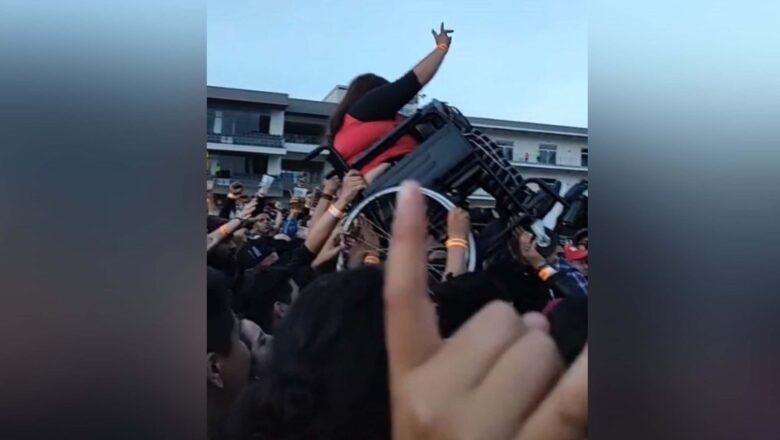 FANÁTICOS CARGAN A JOVEN EN SILLA DE RUEDAS PARA VER A RAMMSTEIN