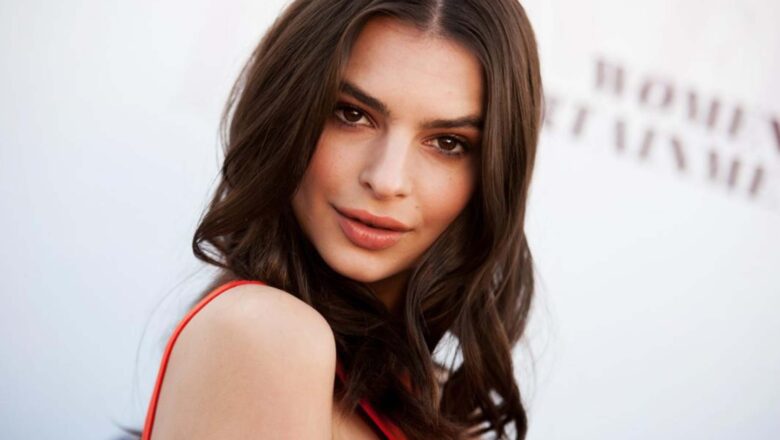 EMILY RATAJKOWSKI POSA CON EL BIKINI ANIMAL PRINT MÁS PEQUEÑO DE LA TEMPORADA