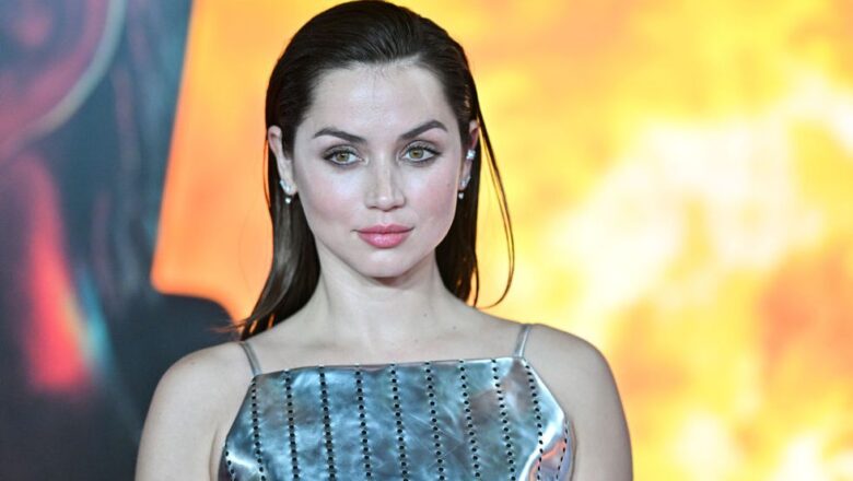 VESTIDO METALIZADO CON EL QUE ANA DE ARMAS HA INCENDIADO LA ALFOMBRA ROJA
