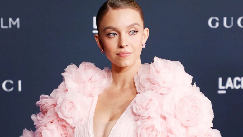 SYDNEY SWEENEY LUCE SU ROPA INTERIOR A LA VISTA CON VESTIDO TRANSPARENTE