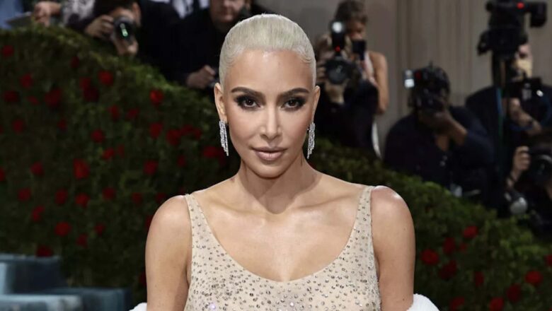 KIM KARDASHIAN PRESUME DE CUERPAZO EN LA PLAYA CON UN BIKINI SEMITRANSPARENTE