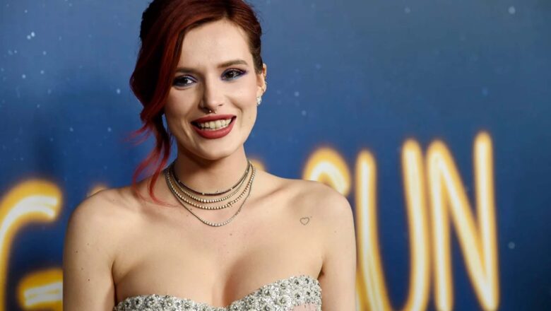 BELLA THORNE POSA CON SU TOP MÁS PEQUEÑO Y FALDA TRANSPARENTE