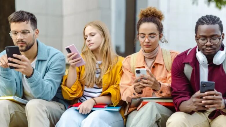 UNA EMPRESA FORMARÁ A «ZOOMERS» PARA QUE PIERDAN MIEDO A HABLAR POR TELÉFONO